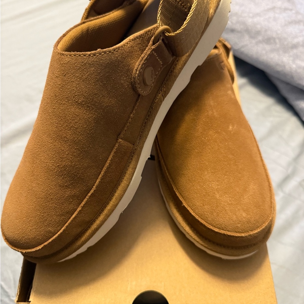 UGG Goldenstar Clog – NEW
Size: 6Y | Color: Chestnut